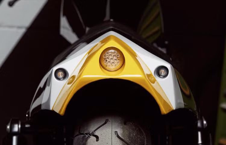 Bộ phuộc sau của Ultra là hàng thử nghiệm của K-Tech, dựa trên dòng phuộc hiệu năng cao Bullitt của hãng. Với phần đuôi cũng sở hữu thiết kế hình tam giác góc cạnh và yên da chần chỉ vân kim cương, bản độ Ultra của GS Mashin đã hoàn thành.