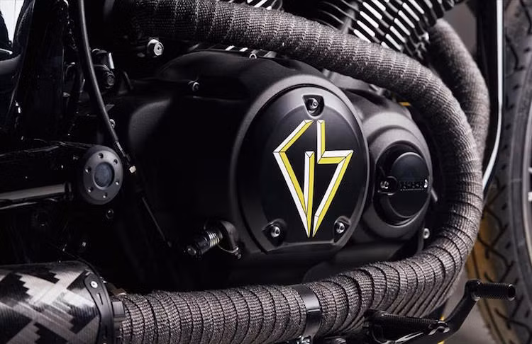 Khối động cơ V-Twin của chiếc xe được giữ nguyên bản, chỉ có phần bưởng côn sơn logo của hãng và cổ pô độ với vải cuốn chống nóng.