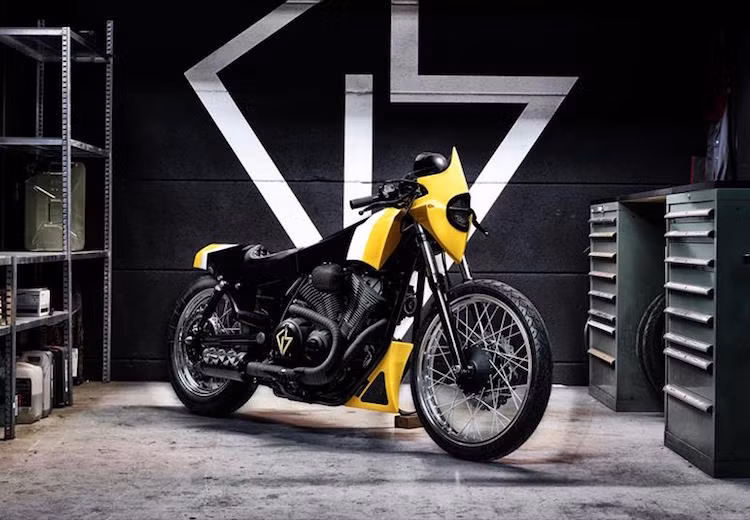 Được chính thức bắt đầu từ năm ngoái, chương trình Yard Built của Yamaha sẽ giúp các xưởng độ trên toàn Thế giới thể hiện những ý tưởng độc đáo từ những chiếc xe của hãng. Và mẫu xe mới nhất gia nhập Yarrd Built là chiếc cruiser Yamaha XV950 "Ultra" độ của xưởng GS Mashin từ Thụy Sĩ.