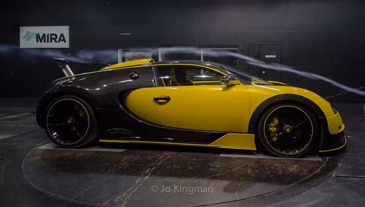 Để những chi tiết mới có thể hoạt động hoàn hảo với chiếc xe, Oakley Design đã dày công thử nghiệm chúng ở hầm gió khí động học Mira tại Anh.