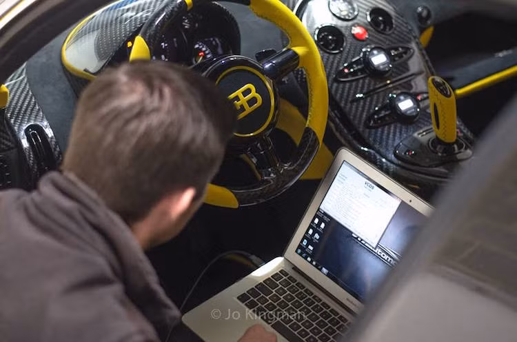 Tuy nhiên phải tới đầu tháng 2/2016 này, chiếc Bugatti Veyron độ mới chính thức "trình làng" những người yêu xe.