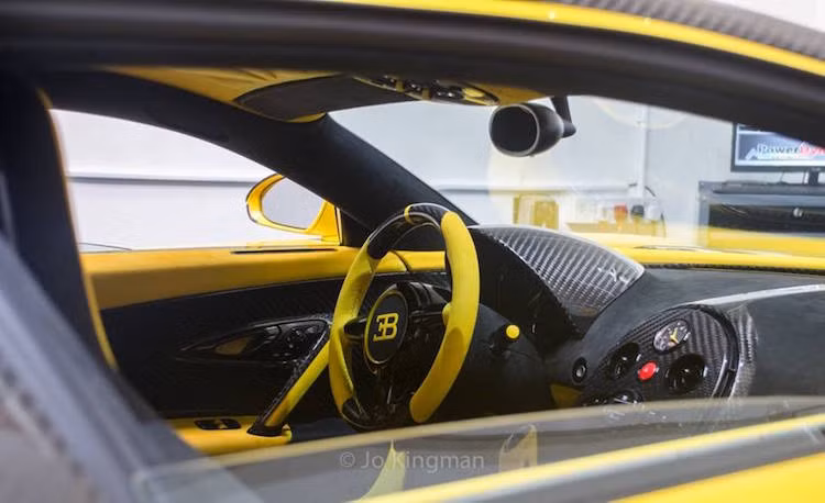 Trái với kế hoạch ban đầu, nội thất của xe không được hoàn thiện với tông màu xanh navy- vàng. Thay vào đó là tông màu đen-vàng cùng các chi tiết ốp bằng sợi carbon.