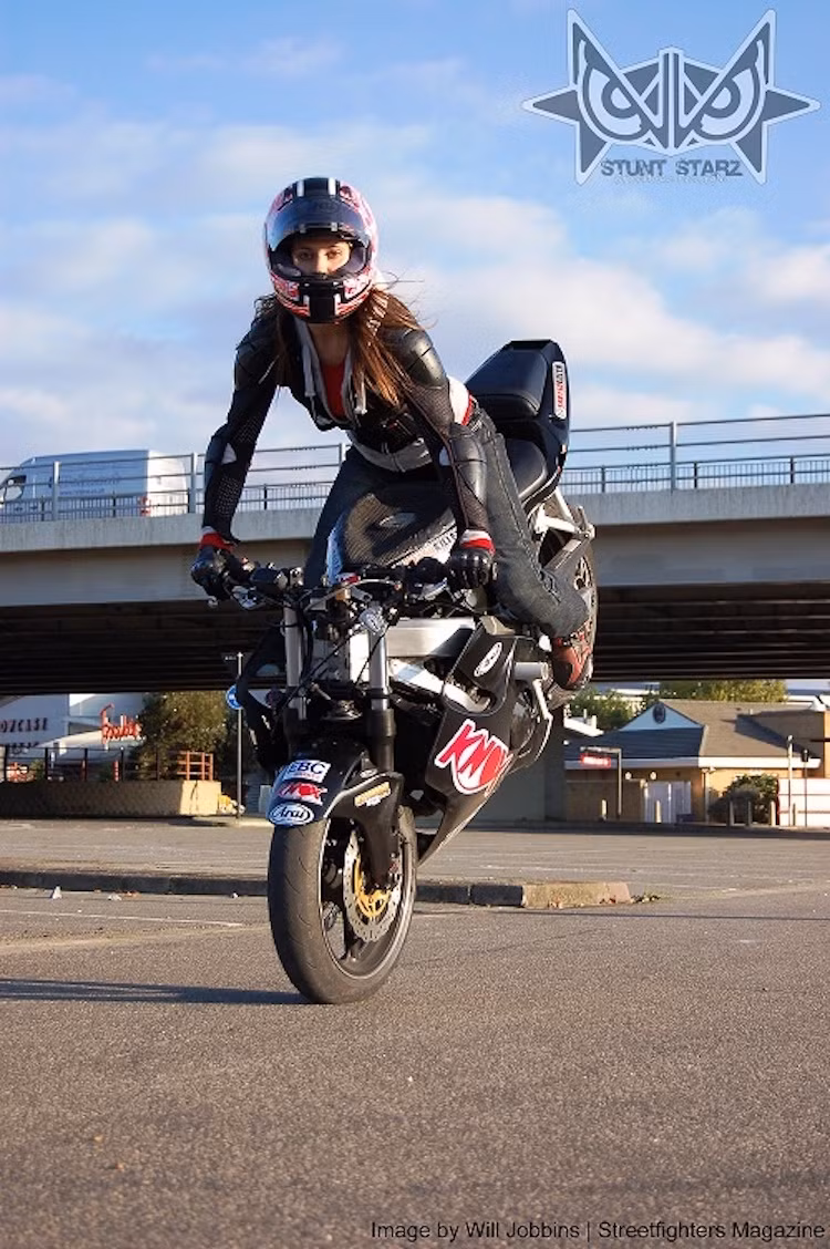 Chính bởi những lý do trên, stunt thường được coi là một bộ môn thể thao dành cho nam giới. Tuy nhiên, cũng có rất nhiều nữ biker tham gia vào chơi stunt.