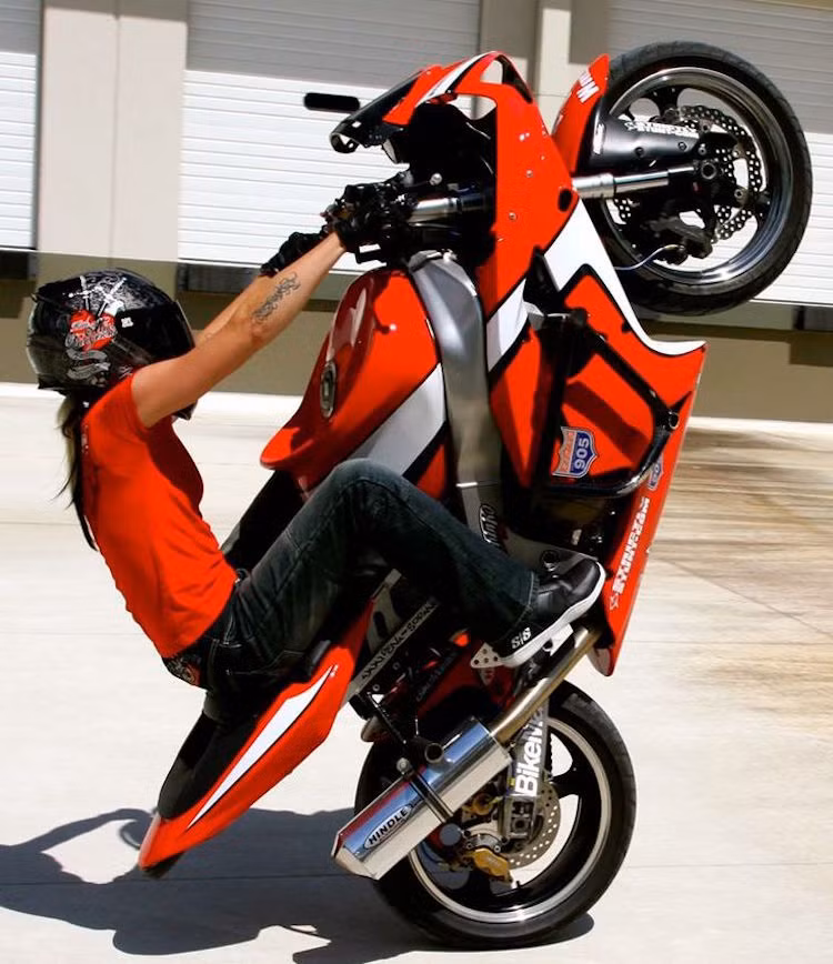 Stunt là một bộ môn thể thao với môtô phân khối lớn, trong đó, người chơi sẽ sử dụng chiếc "xế nổ" của mình để thực hiện các kỹ thuật độc đáo và mạo hiểm.