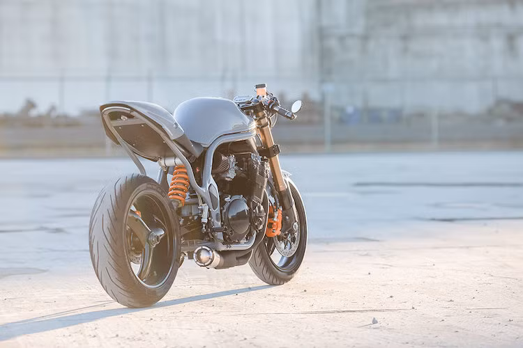 Lấy ý tưởng từ những chiếc cafe racer cổ điển nhưng được tạo hình từ những phụ tùng hiện đại, Darrick đã gửi gắm tình yêu của mình vào mẫu xe ít được ưa chuộng này và "lột xác" nó thành một "chiến binh đường phố" hiệu năng cao.