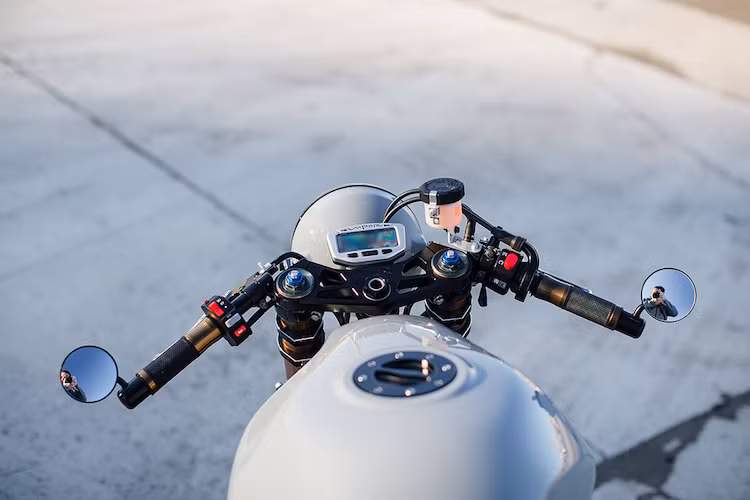 Để khiến chiếc xe trở nên gọn gàng hơn, anh đã thay bảng đồng hồ của Bandit bằng đồng hồ điện tử cho xe đạp của Vapor, tay lái clip-on với gương gắn gù. Bình xăng của chiếc xe được giữ lại.