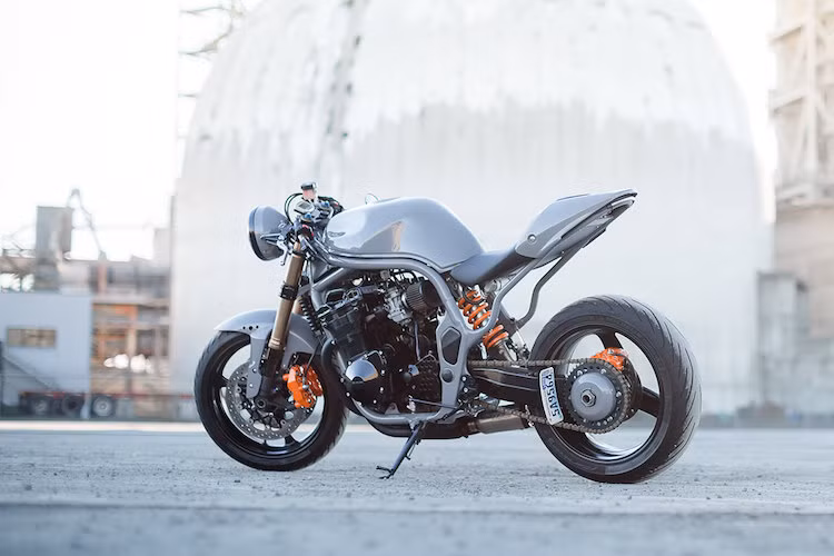 Theo Darrick, anh đã tự "dựng" lên chiếc Bandit này phần lớn ở trong tầng hầm nhà mình với mục tiêu biến nó trở thành một chiếc Suzuki cafe racer hiện đại, có trọng lượng nhẹ và sử dụng được hàng ngày. Trên thực tế, chỉ còn 2/3 khung, động cơ và bình xăng còn giữ lại của Bandit nguyên bản.