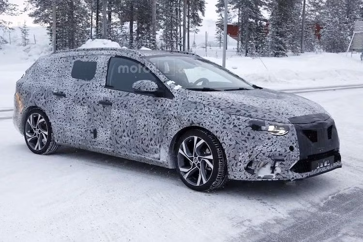 Riêng phiên bản cao cấp và thể thao nhất là Megane Sport Tourer GT với công suất 205 mã lực sẽ có hộp số tự động ly hợp kép 7 cấp là trang bị chuẩn.