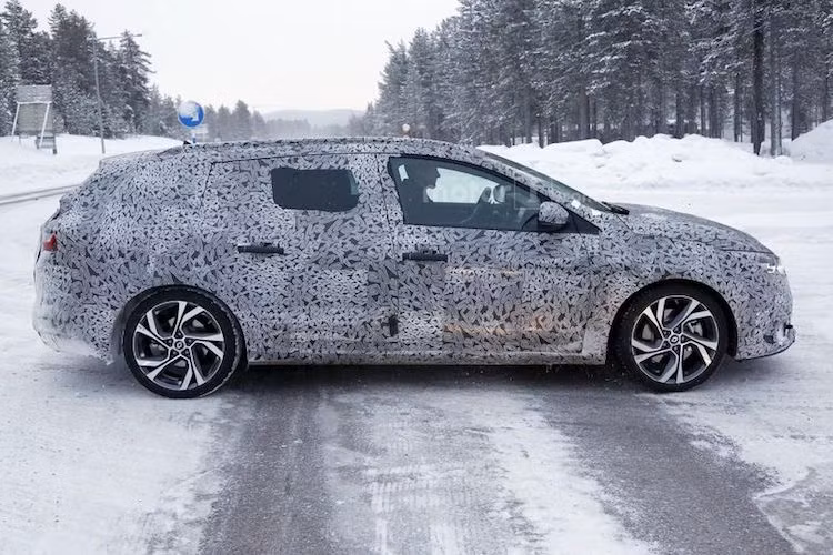 Nhờ thiết kế wagon, chiếc xe có không gian nội thất rộng rãi hơn để vận chuyển đồ cho những chuyến picnic gia đình. Megane Sport Tourer được kỳ vọng sở hữu dung tích khoang chứa đồ lên tới 550 lít, trong khi người anh em Hatchback của nó chỉ được 434 lít. Ngoài ra, khoảng đầu gối phía sau cũng được kéo dài thêm 20 mm.