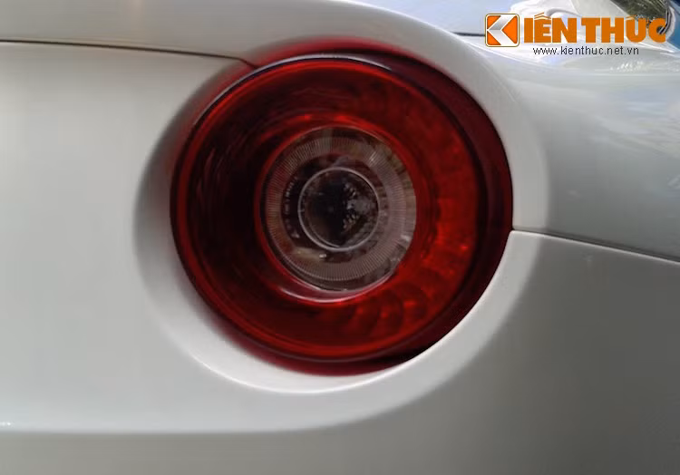 Giống như truyền thống của Ferrari, đèn hậu trên F12Berlinetta vẫn có hình tròn.