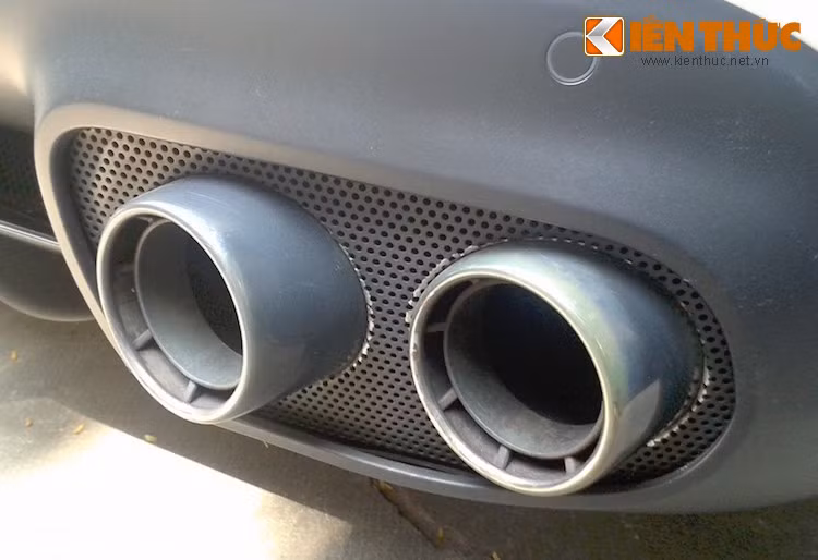 Nằm bên dưới cản sau là 4 ống xả thể thao đối xứng ở hai bên. Xe cũng được trang bị các tấm khuếch tán khí động học giữa 2 bên ống xả.