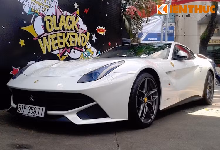 Chiếc siêu xe Ferrari F12Berlinetta của thiếu gia Phan Thành là chiếc thứ 2 ở Việt Nam ra biển số và là chiếc duy nhất tại TP.HCM, sau chiếc màu đỏ Rosso Corsa nằm ở Hà Nội.