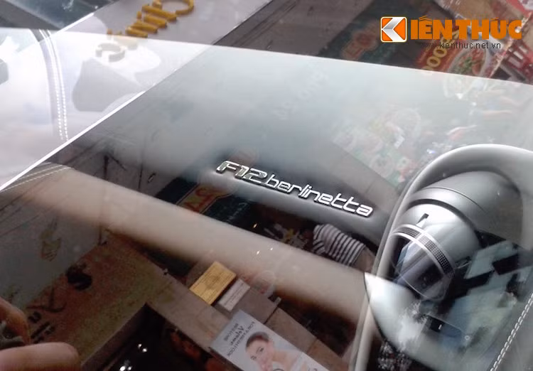 Chiếc F12Berlinetta của thiếu gia Phan Thành có nội thất màu trắng cùng màu với thân xe, kèm theo các chi tiết thêu chỉ trắng.