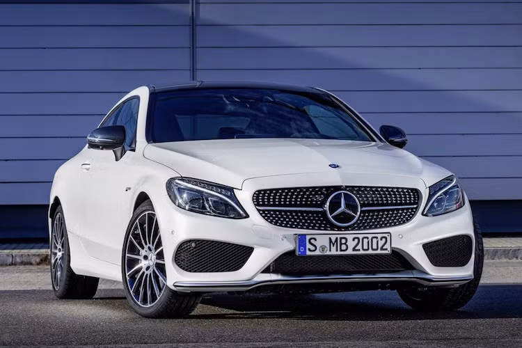 Trước đây từng được biết đến với tên gọi C450 AMG Sport nhưng vừa qua, phiên bản Mercedes C43 AMG 4MATIC mới đã được giới thiệu và được coi là một chiếc AMG thực thụ.