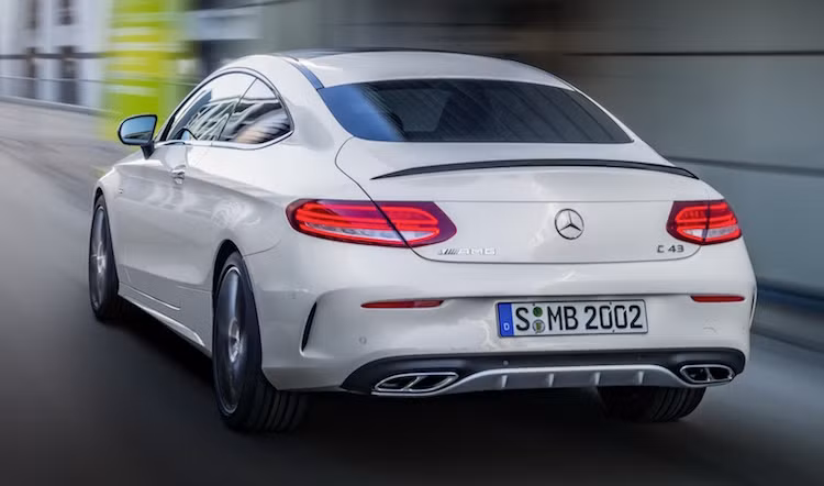Nằm dưới C63 AMG, Mercedes C43 AMG 4 MATIC sẽ có giá rẻ hơn đáng kể, mặc dù hiện tại Mercedes vẫn chưa công bố giá chính thức của chiếc xe.