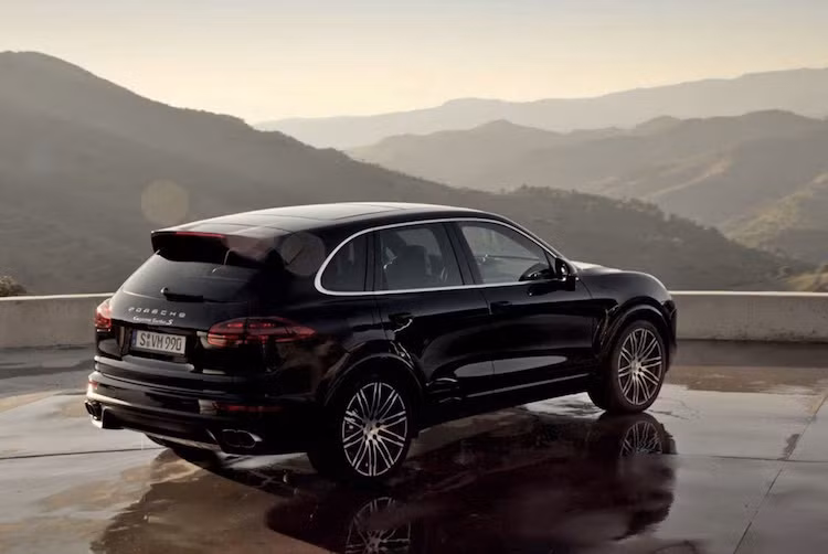 Porsche Cayenne Turbo S: Động cơ 4.8l V8 tăng áp kép, công suất tối đa 570 mã lực và mô-men xoắn cực đại 800 Nm.