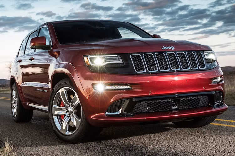 Trong những mẫu SUV động cơ khủng, Jeep Grand Cherokee SRT8 là mẫu xe đầu tiên trong số đó: xe sở hữu động cơ HEMI 6.4l V8 nạp khí tự nhiên, công suất tối đa 475 mã lực, mô-men xoắn cực đại 637 Nm.