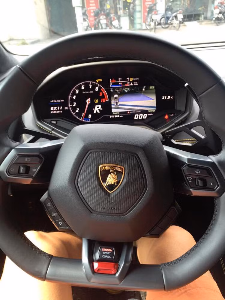 Xe sử dụng động cơ 5.2L V10, sản sinh công suất 610 mã lực tại 8.250 v/ph, mô-men xoắn cực đại 560Nm tại 6.500 v/ph. Huracan có thể tăng tốc từ 0-100 km/h trong 3,2 giây, vận tốc tối đa 325 km/h.