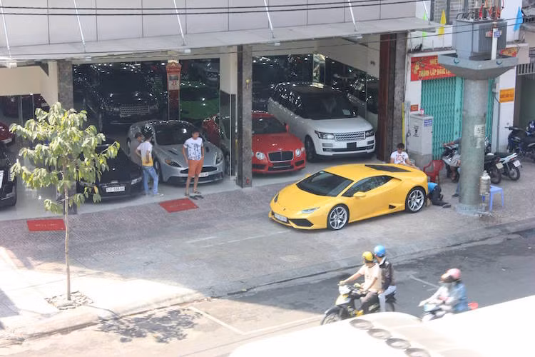 Những ngày gần đây, người yêu xe đi qua một showroom tại Sài Gòn sẽ có dịp được chứng kiến bộ 3 siêu xe biển đẹp với 4 số cuối "tứ quý 8" là Audi R8 Spyder 5.2 V10, Aston Martin Vanquish và Lamborghini Huracan.