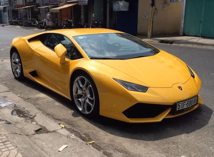 Chiếc xe thứ 2 được rao bán là một tên tuổi khá "hot" trong làng siêu xe Việt năm 2015 vừa qua - Lamborghini Huracan. Vị đại gia đang hy vọng bán được chiếc xe với giá trong tầm 600.000 USD.