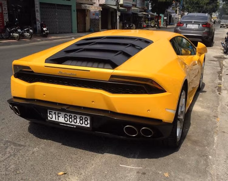 Dù mới chỉ sở hữu chiếc xe từ khoảng cuối hè, đầu thu 2015 nhưng vị đại gia địa ốc đã nhanh chóng có được biển số đẹp 51F-688.88 cho xe. Biển số này còn đánh dấu ý nghĩa là chiếc siêu xe thứ 2 được đại gia này mua sau chiếc R8, với biển 588.88.