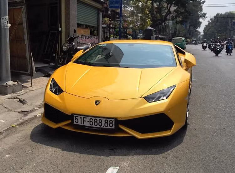 Đây là chiếc Lamborghini Huracan thứ 3 về tới Việt Nam trong năm 2015, sau chiếc màu xám chính hãng và màu xanh lá của đại gia Phan Thành tặng sinh nhật em trai.