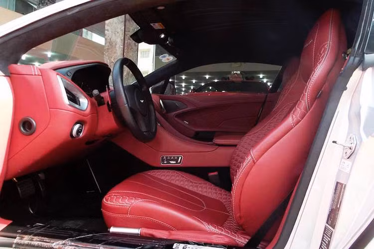 Nằm dưới nắp ca-pô trước của xe, động cơ trên Vanquish có công suất tối đa 657 mã lực và mô-men xoắn cực đại 630 Nm. Với hệ dẫn động cầu sau và hộp số tự động ZF 8 cấp, xe có khả năng tăng tốc 0-100 km/h trong 3,6 giây và tốc độ tối đa 325 km/h.