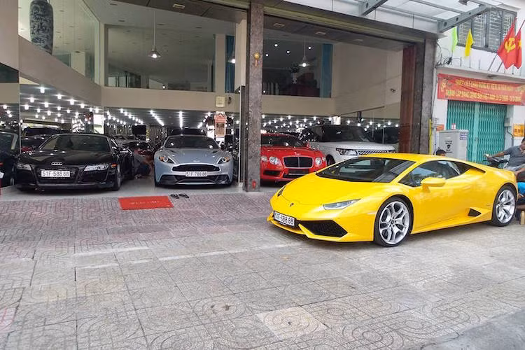 Được biết cả 3 mẫu xe này đều được một đại gia trong ngành địa ốc ở Sài Gòn ký gửi để "dọn chỗ" trong gara, chuẩn bị mua về một mẫu siêu xe cực "khủng" mới.