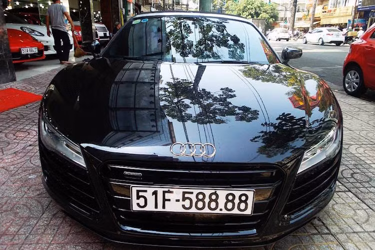 Trong đó, chiếc siêu xe mui trần biển đẹp Audi R8 Spyder V10 5.2 đời 2014 đầu tiên tại Việt Nam có giá "rẻ" nhất, vào khoảng hơn 300.000 USD.