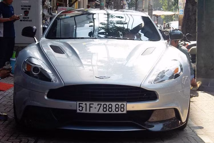 Chiếc xe cuối cùng được ký gửi là một chiếc Aston Martin Vanquish thế hệ mới nhất, vừa mới chỉ về tới Việt Nam vào đầu tháng 12/2015. Nó có biển số 788.88 và có giá cũng trong tầm hơn 600.000 USD như Huracan.