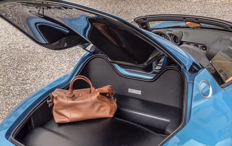 Là một mẫu "xe chơi", khoang hành lý của Disco Volante Spider cũng chỉ có không gian đủ rộng để chứa khoảng 2 chiếc túi du lịch loại lớn. Nếu bỏ mui vào, thể tích khoang hành lý của xe còn giảm hơn nữa.