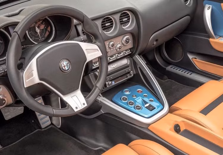 Tuy nhiên, bảng táp-lô và vô-lăng của chiếc xe vẫn được "bê nguyên" từ chiếc 8C Spider nguyên bản.