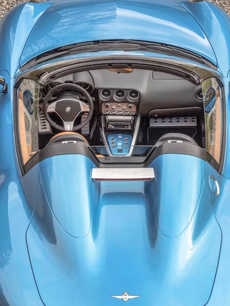 Toàn bộ nội thất của chiếc xe đã đạt tới đẳng cấp siêu sang với các ghế ngồi bọc da Connolly cao cấp và các chi tiết trang trí bằng nhôm.