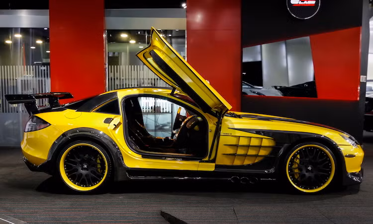 Sức mạnh của xe được cung cấp bởi động cơ V8 5.4l siêu nạp 626 PS/780 Nm đặt sau trục trước và được trang bị hộp số tự động 5 cấp.