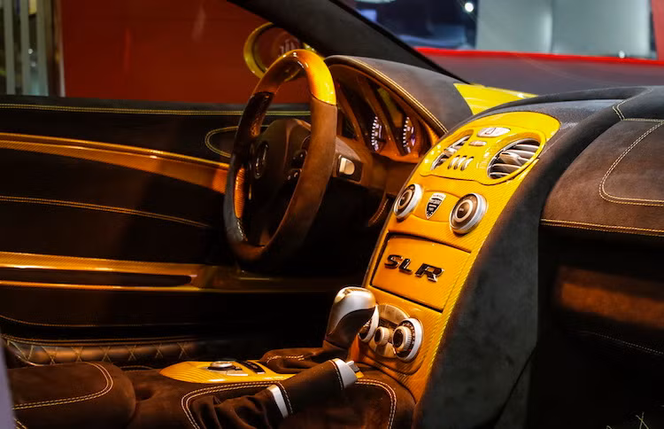 Bên trong nội thất của chiếc xe cũng đầy "chói lọi" với 2 tông màu chính là đen và vàng.