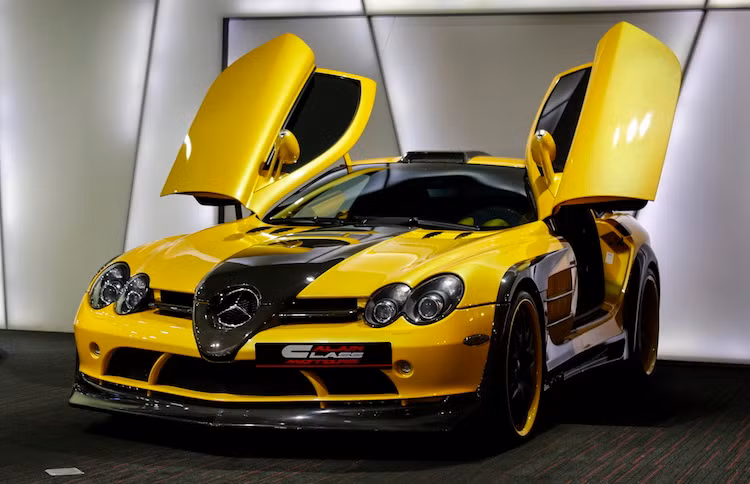 Được sản xuất với số lượng 3500 chiếc từ năm 2003 tới 2010, Mercedes SLR McLaren là siêu xe được tạo ra với sự hợp tác của hãng McLaren nổi tiếng, vào thời điểm Mercedes còn giữ 40% cổ phần của hãng này.