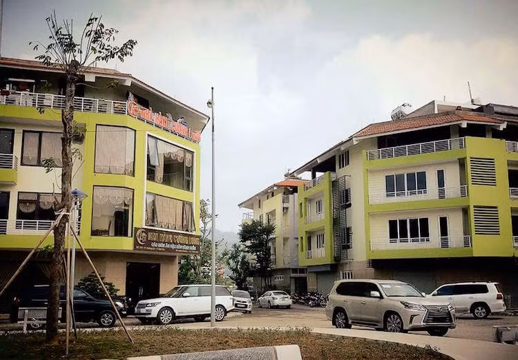 Một góc phố đầy những mẫu xe hạng sang SUV như Toyota Land Cruiser, Lexus GX, Range Rover trong ngày mùng 1 Tết.