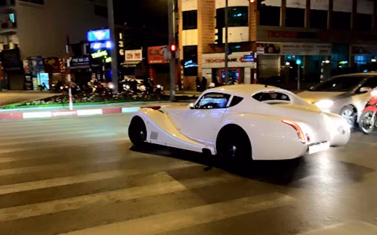 Xe thể thao "hàng độc" Morgan Aero 8 từ Anh trên phố Hà Nội sau khi đi đón giao thừa về.