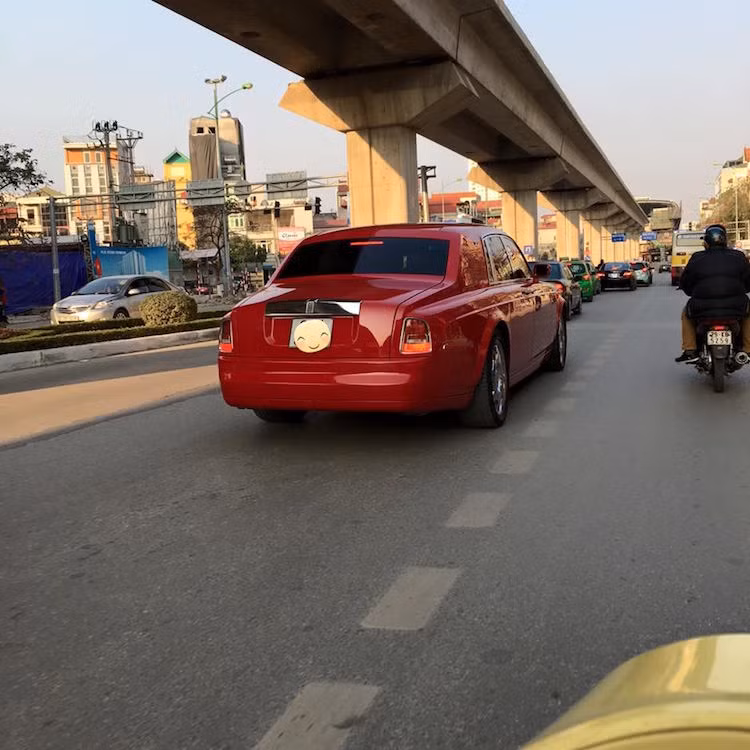 Siêu xe sang tiền tỷ Rolls-Royce Phantom màu đỏ đầy may mắn "dạo chơi" phố Hà Nội trong buổi chiều mùng 1 Tết.