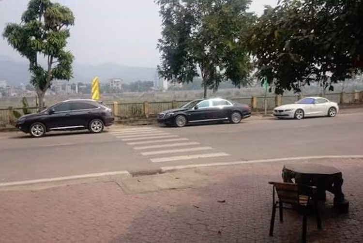 Bộ 3 xe cao cấp Lexus RX, Mercedes S500 Maybach và BMW Z4 tại một đường phố ở Lạng Sơn vào ngày mùng 1.