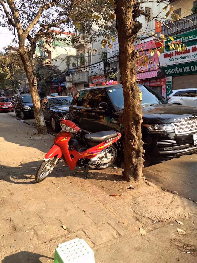 Bentley Mulsanne và Range Rover Autobiography "đỗ kín phố" ngày Tết.