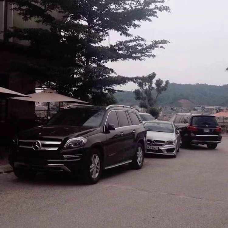 Mercedes CLA 250 bị "kẹp giữa" 2 chiếc SUV hạng sang cỡ lớn Mercedes GL-Class.