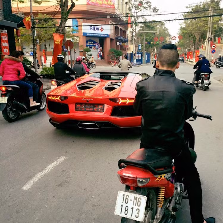 Lamborghini Aventador Roadster mui trần duy nhất tại Việt Nam trên phố Hải Phòng trong ngày 29 Tết.