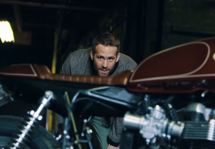 Cùng với những chiếc xe, Ryan đã trải qua những thăng trầm của cuộc sống, kể từ khi còn là một cậu thiếu niên tới lúc trở thành một diễn viên hạng A như ngày nay. Đội chiếc mũ bảo hiểm vào và nổ máy, Ryan lại trở thành một biker giản dị trên đường phố Los Angeles, thoát khỏi những áp lực của sự nổi tiếng...