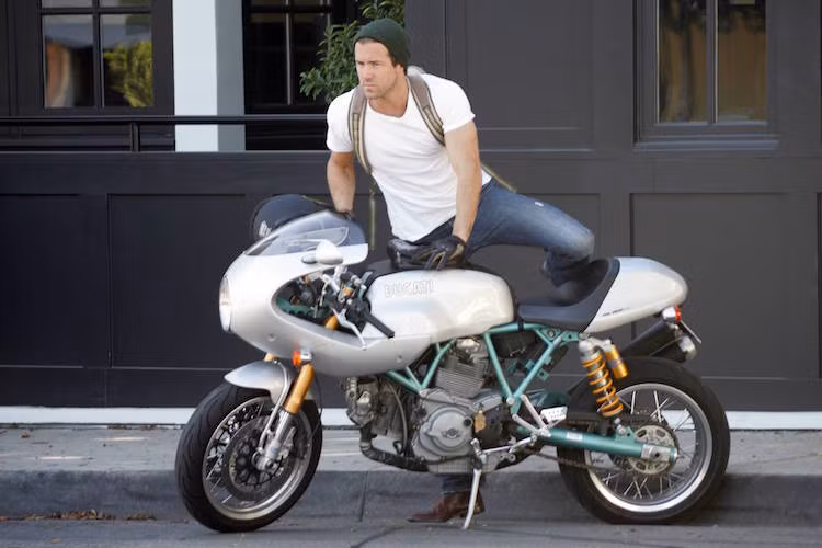 Trên đường phố Los Angeles, anh đã nhiều lần bị các fan hâm mộ bắt gặp bên cạnh chiếc môtô hoài cổ phiên bản giới hạn Ducati PaulSmart 1000LE, được tạo ra nhằm kỷ niệm chiến thắng của tay đua Paul Smart tại cuộc đua Imola 200 km năm 1972.