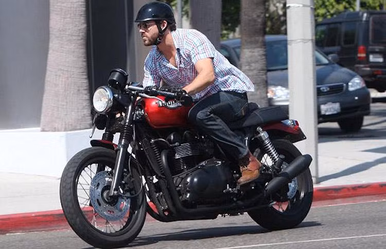 Là một người yêu thích phong cách cafe racer, đương nhiên Ryan cũng sở hữu một vài chiếc xe của thương hiệu Anh Quốc Triumph - nơi phong cách này được sinh ra. Anh đã từng có một chiếc Bonneville và mới đây nhất là Thruxton.