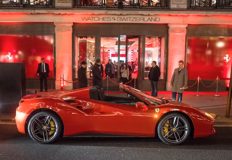 Bên cạnh việc trưng bày trước 488 GTB, sự kiện đặc biệt của Ferrari tại London còn giới thiệu chương trình cá nhân hóa Tailor Made mới của hãng tới các khách VIP, giúp họ có thể đặt hàng chiếc xe với nội thất "hàng thửa", sử dụng mọi màu sắc và vật liệu có thể.