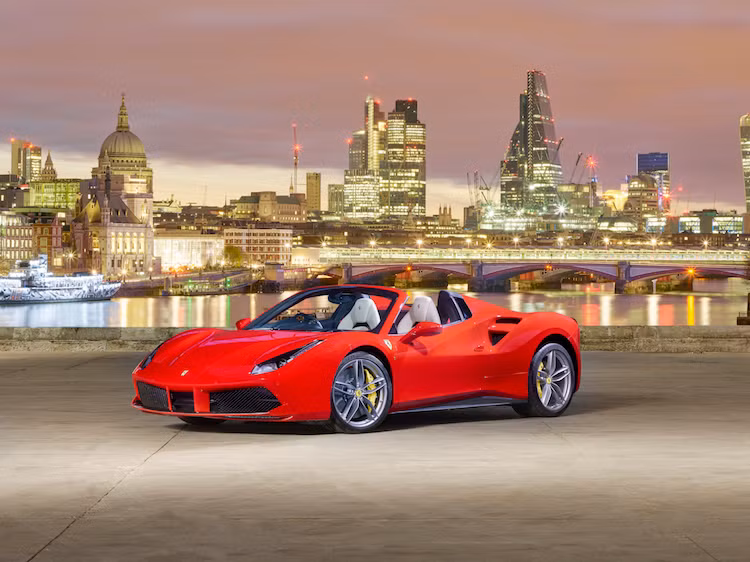 Sức mạnh được truyền tới các bánh sau thông qua hộp số ly hợp kép 7 cấp, giúp xe có khả năng đạt 100 km/h chỉ trong 3 giây, 200 km/h trong 8,3 giây và đạt tốc độ tối đa 325 km/h.