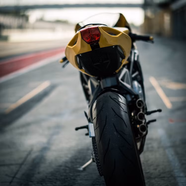 Bên cạnh bộ "tem đấu" mới mang phong cách AMG GT S, MV Agusta F3 800 AMG vẫn có động cơ 3 xi-lanh thẳng hàng, công suất tối đa 148 mã lực và mô-men xoắn cực đại 86 Nm.