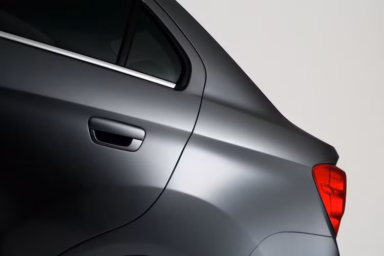 Điểm khác biệt lớn nhất của Beat Essentia bắt đầu từ cột B của chiếc xe với cửa sau mới và phần đuôi dài hơn để tạo thành dáng sedan.